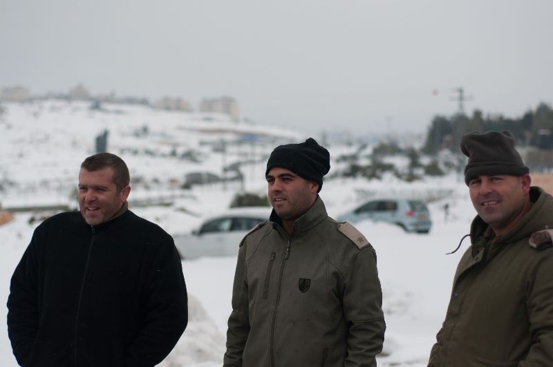 תמונה של שנת 2014 חורף קשה כביש ירושלים חסום עקב שלג - אנשי סדנת ישי מסייעים למשטרת ישראל לפנות את הצירים